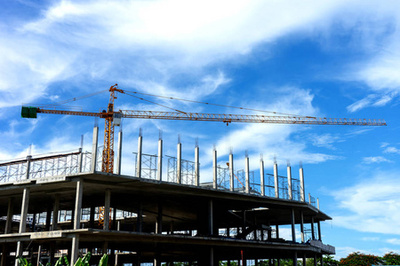 起重設(shè)備在建筑施工現(xiàn)場(chǎng)的關(guān)鍵作用與管理要點(diǎn)